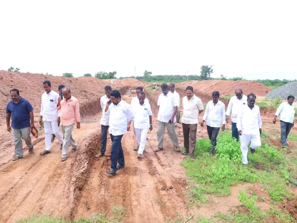 పామాయిల్ ఫ్యాక్టరీ నిర్మాణ పనులు పరిశీలించిన మట్టా
