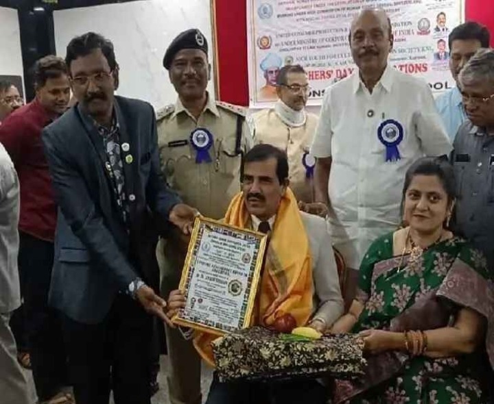 అత్యున్నత పురస్కారాలను అందుకున్న కళాశాల తెలుగు శాఖ అధ్యక్షుడు
