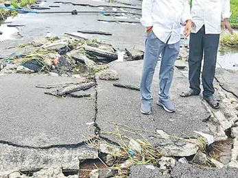 భారీ వర్షాలకు దెబ్బతిన్న రోడ్లు