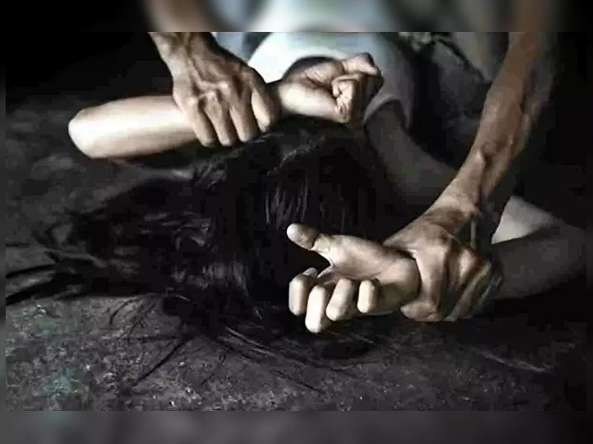 దారుణం.. బాలికపై ఇద్దరు వ్యక్తుల అత్యాచారం