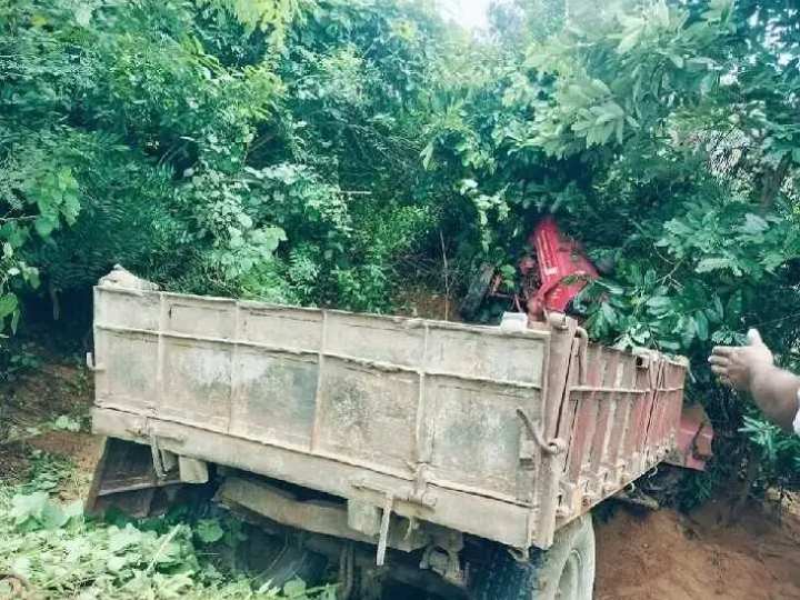 రోడ్డు ప్రమాదంలో ట్రాక్టర్ డ్రైవర్ మృతి