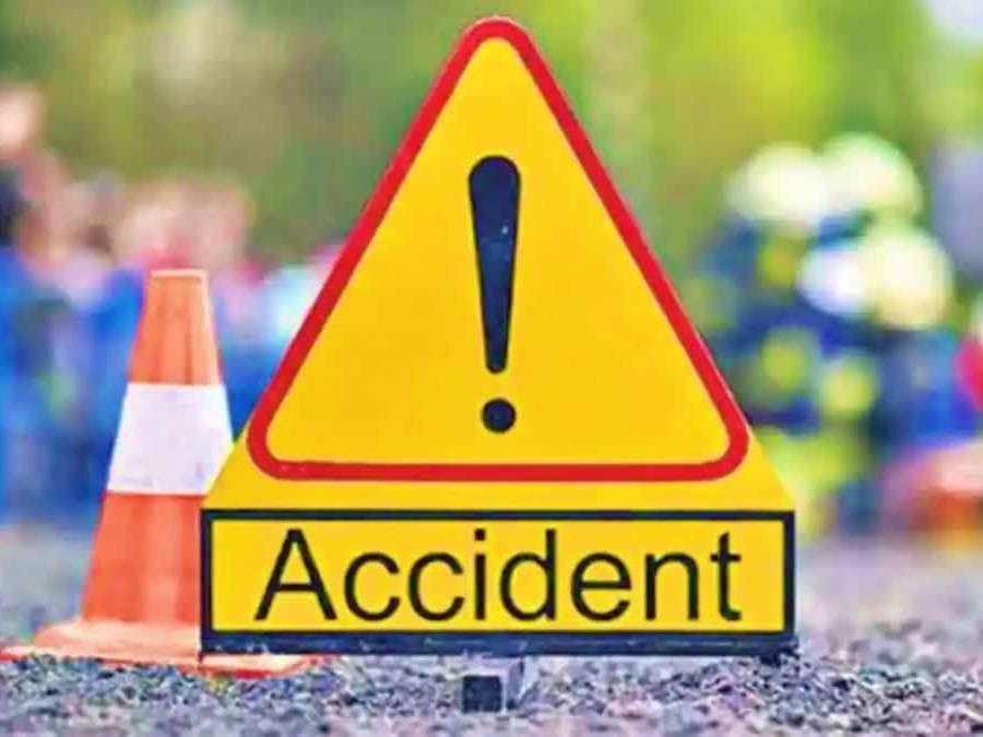 ఆటో బోల్తా.. డ్రైవర్‌కు స్వల్ప గాయాలు ‌