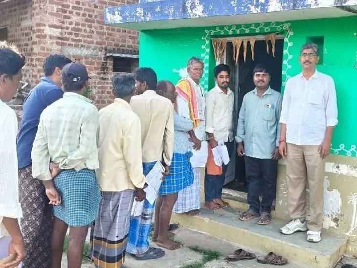పెద్దపంజాణిలో యూరియా పంపిణీ తనిఖీ