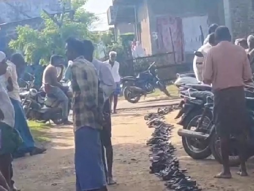 యూరియా కోసం క్యూ లైన్‌లో చెప్పులు