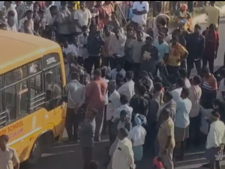 యూరియా కోసం ధర్నా చేసిన రైతులు