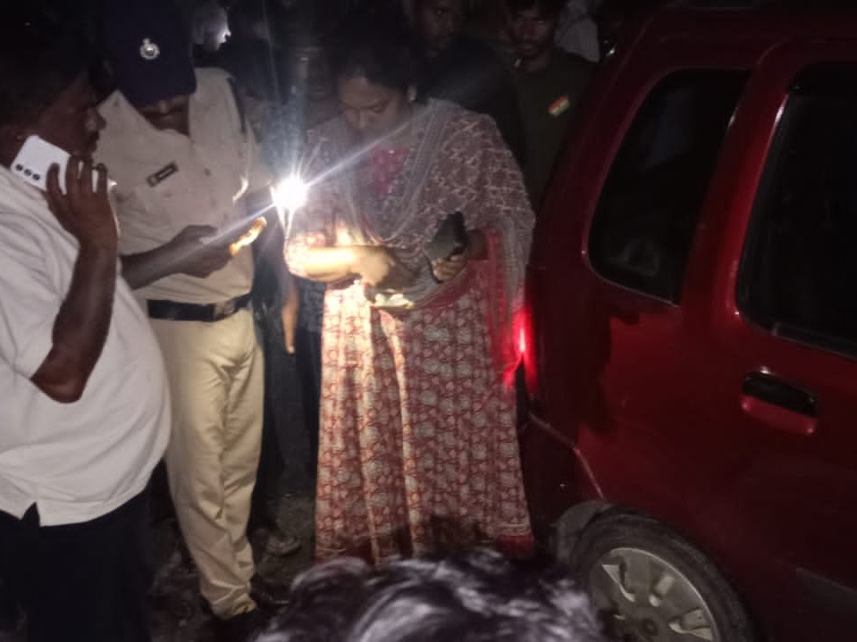 రెండు కార్లు డీ.. పలువురికి గాయాలు
