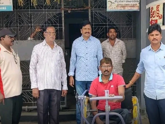 దివ్యాంగుడికి ట్రై సైకిల్ అందజేత