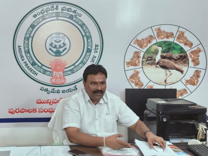 నంది కోట్కూరులో చెక్కులు పంపిణీ కార్యక్రమం