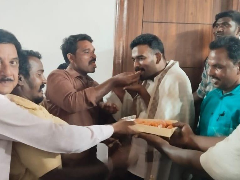 పరిటాల శ్రీరామ్‌ను సన్మానించిన మున్సిపల్ కార్మికులు