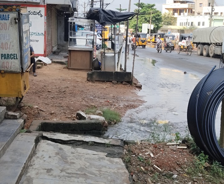 రోడ్డు మీద నీరు ప్రవహిస్తున్న చోద్యం చూస్తున్న అధికారులు