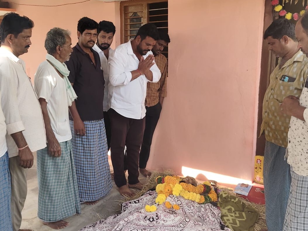 మృతురాలికి నివాళులు అర్పించిన పట్టణ అధ్యక్షుడు