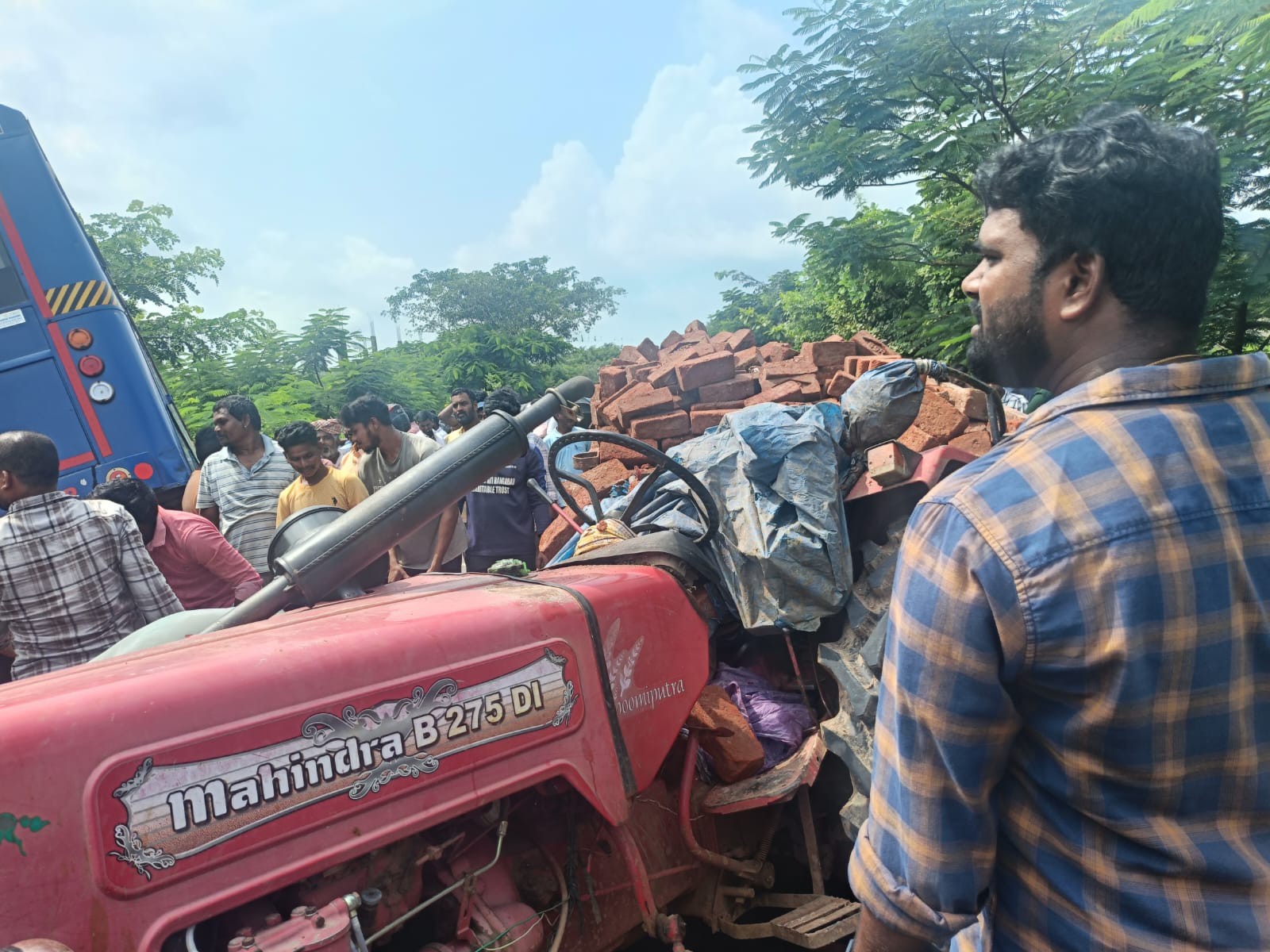 మిట్టగూడెం వద్ద బస్సు-ట్రాక్టర్ ఢీ