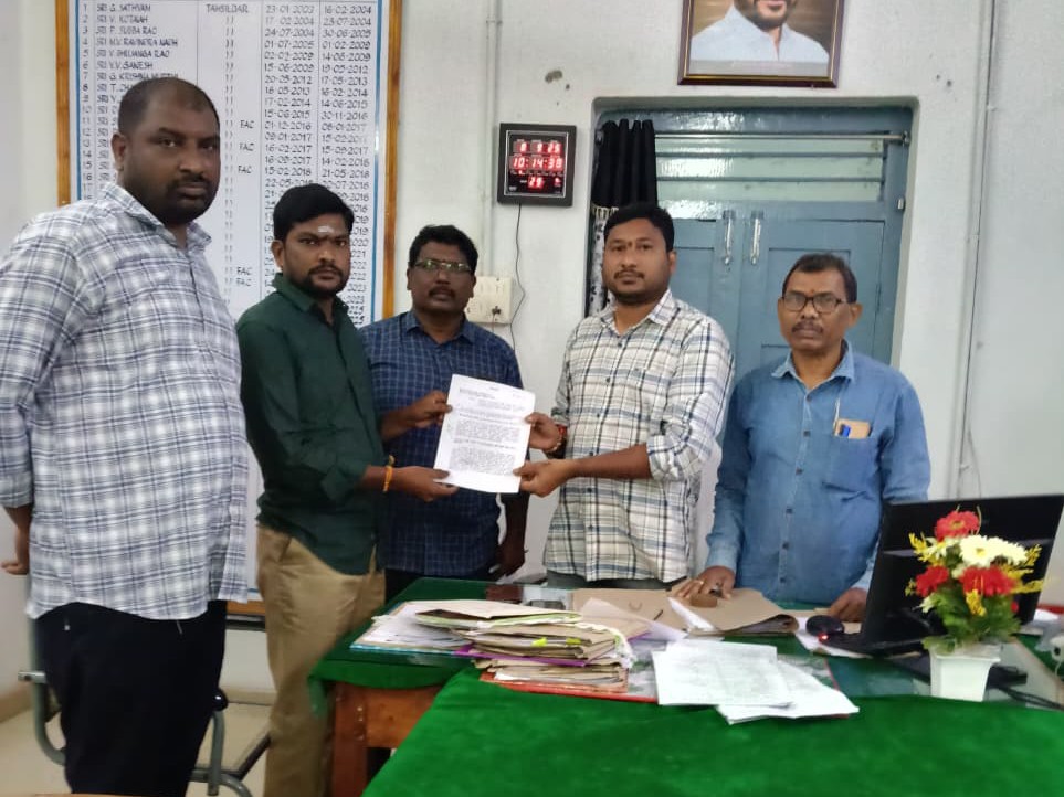 తాసీల్దార్‌కు వినతిపత్రం అందజేసిన కర్నే రవి