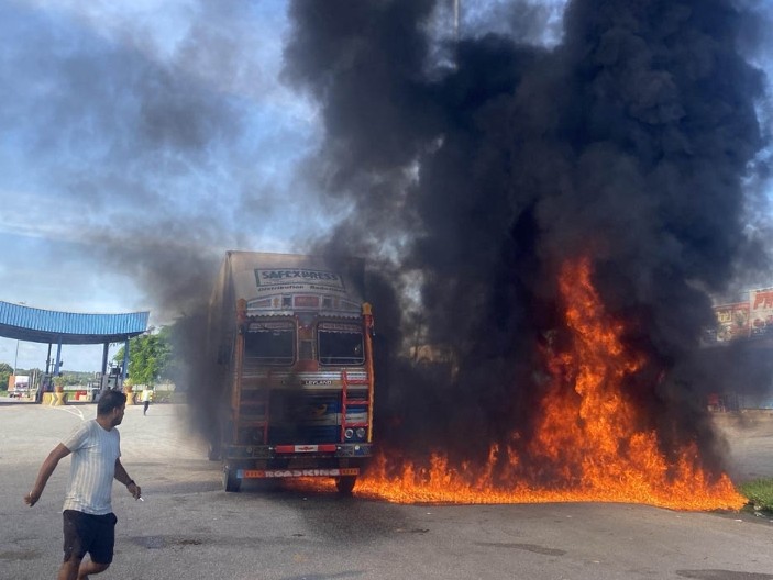 నేషనల్ హైవేపై కంటైనర్‌లో చెలరేగిన మంటలు