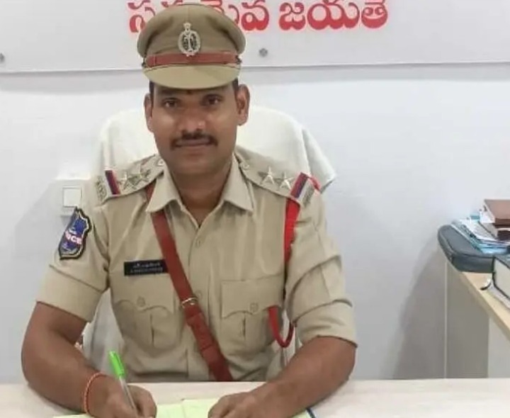 లాటరీ, ఫ్రీ గిఫ్ట్స్ అంటే నమ్మొద్దు: ఎస్సై