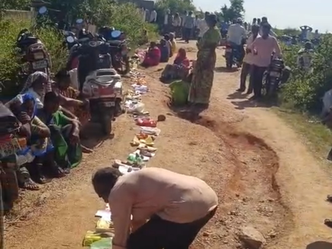 రైతు వేదిక వద్ద రైతులు బారులు