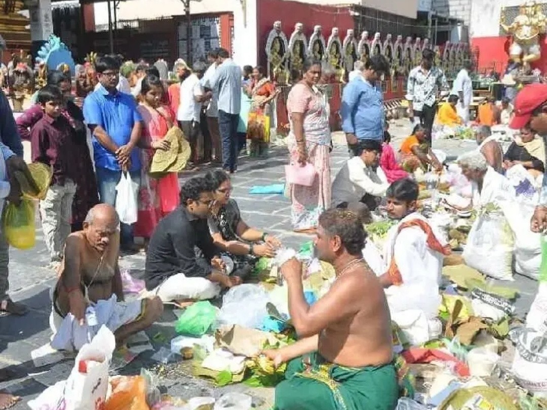 భక్తులతో కిటకిటలాడిన తెనాలి పాత శివాలయం