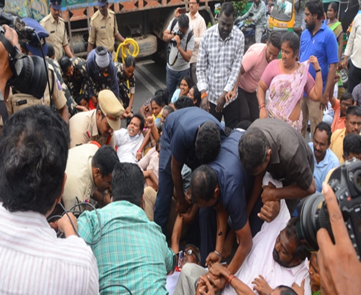 HMDA కార్యాలయం ఎదుట ఉద్రిక్తత