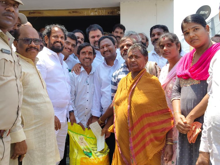 రైతు సేవా కేంద్రంలో యూరియా పంపిణీ చేసిన  ఎమ్మెల్యే