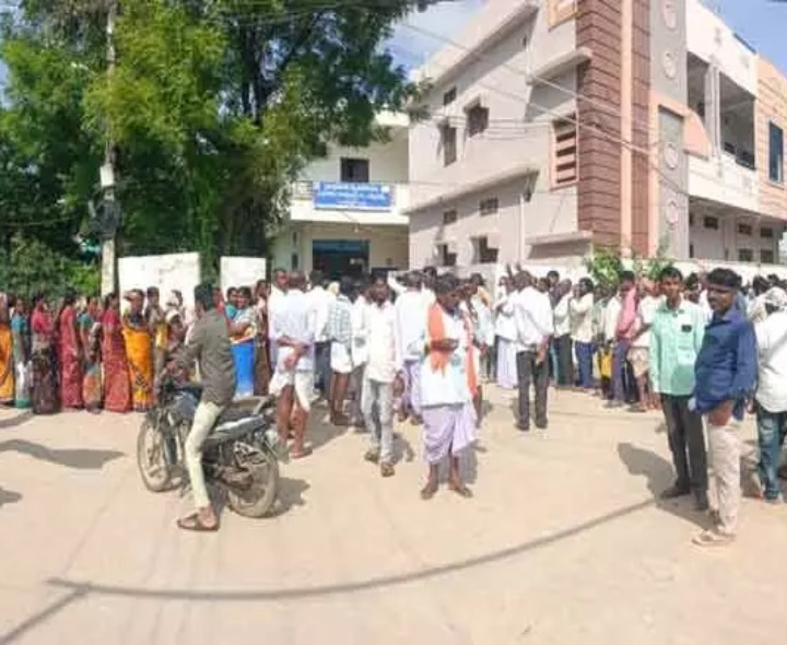 ‘యూరియా కోసం రైతుల నిరీక్షణ’
