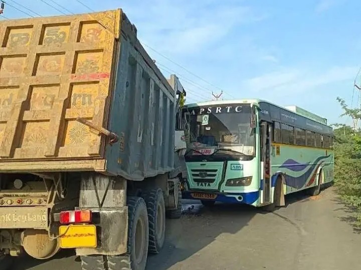 ఆర్టీసీ బస్సును ఢీకొన్న లారీ.. తప్పిన ప్రమాదం