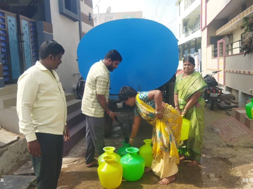 ఎమ్మెల్యే ఆదేశాలతో ట్యాంకర్లతో నీటి సరఫరా