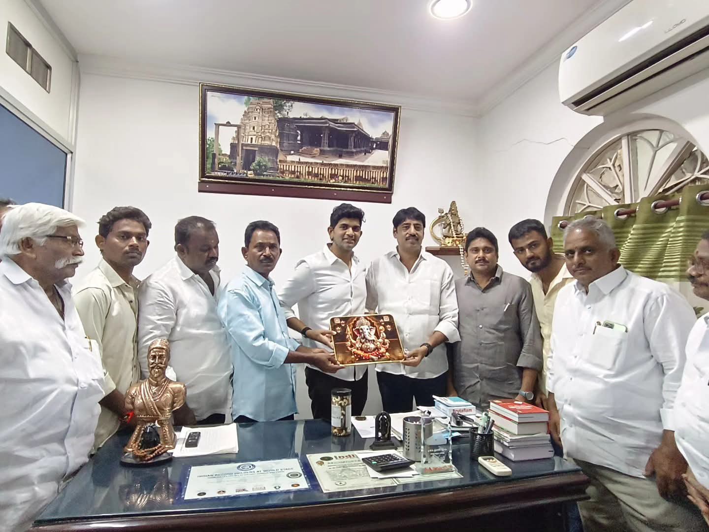 ఎమ్మెల్యే జేసీ అస్మిత్‌ను కలిసి ఛైర్మన్