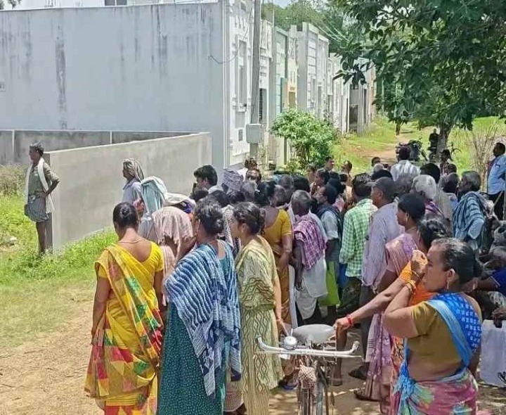 ‘పోలీసుల సహాయంతో యూరియా పంపిణీ’