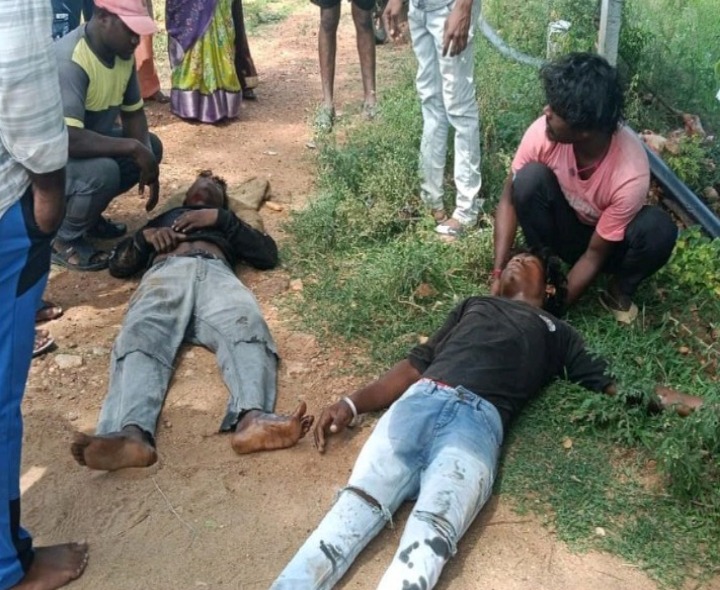 ట్రాక్టర్ బోల్తా .. ఇద్దరికీ తీవ్ర గాయాలు