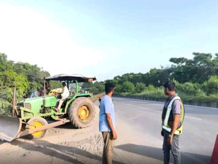 జాతీయ రహదారిపై మట్టి తొలగింపు