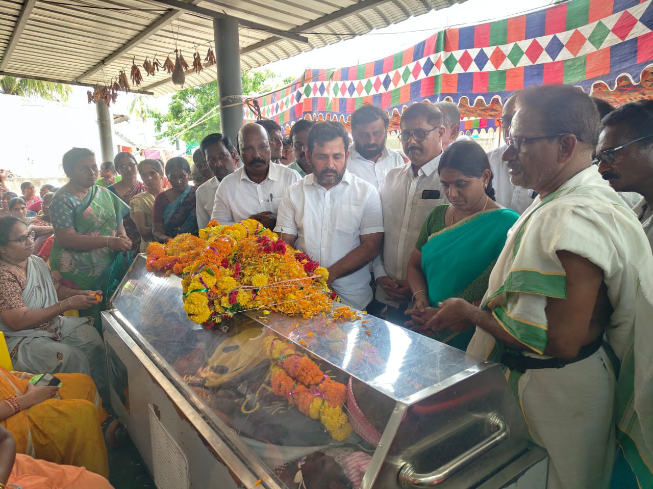 మాజీ ఎంపీటీసీ మృతికి BRS నాయకుల నివాళి