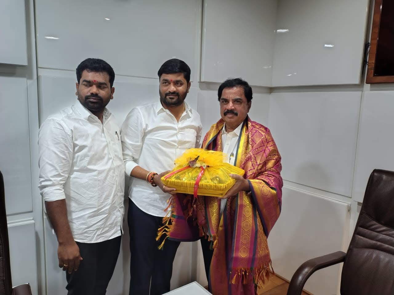బ్రహ్మం చౌదరిని సత్కరించిన ఎమ్మెల్యే