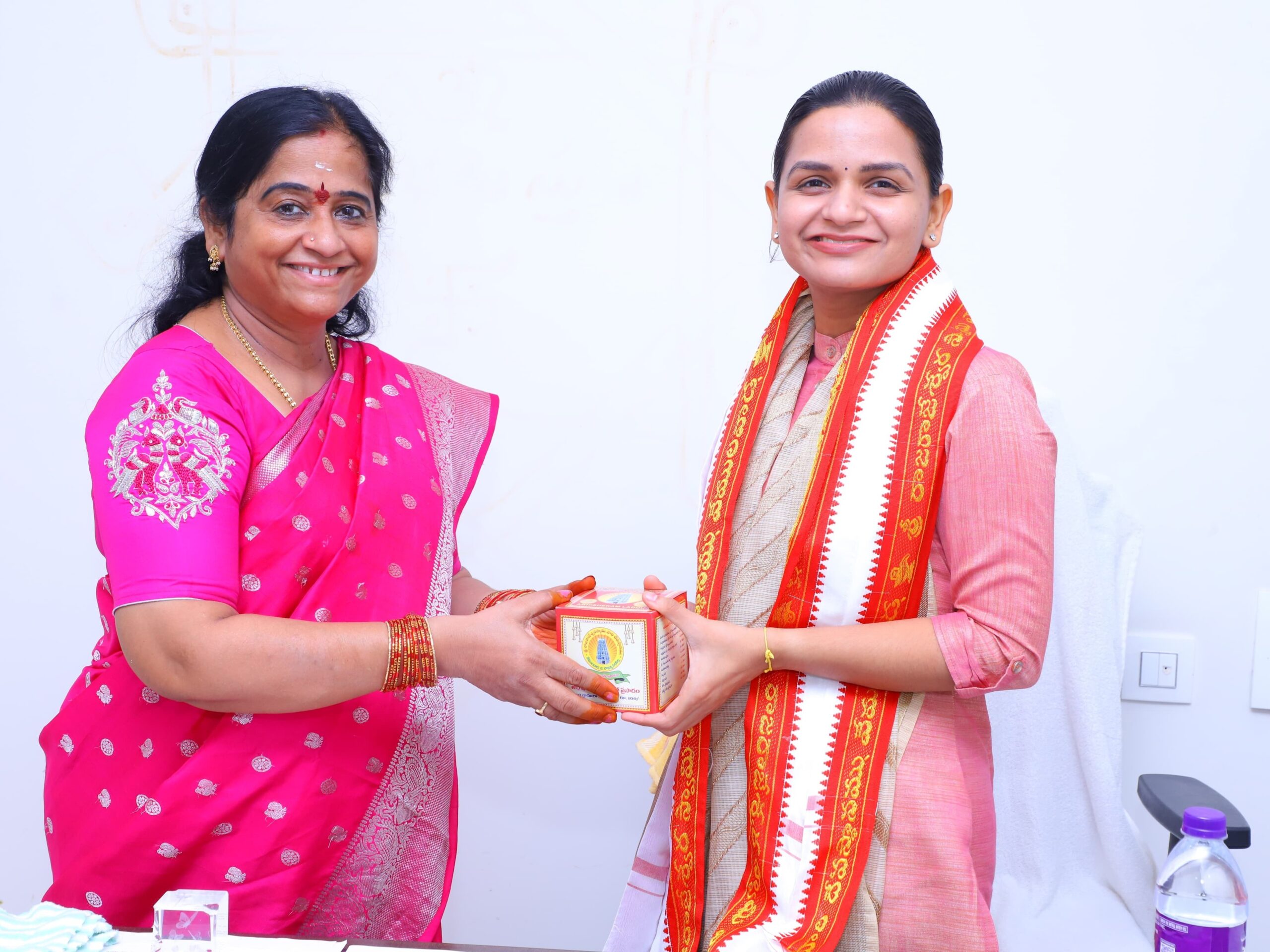 ఏఎస్పీని  కలిసిన రాజరాజేశ్వర స్వామి ఆలయ ఈవో