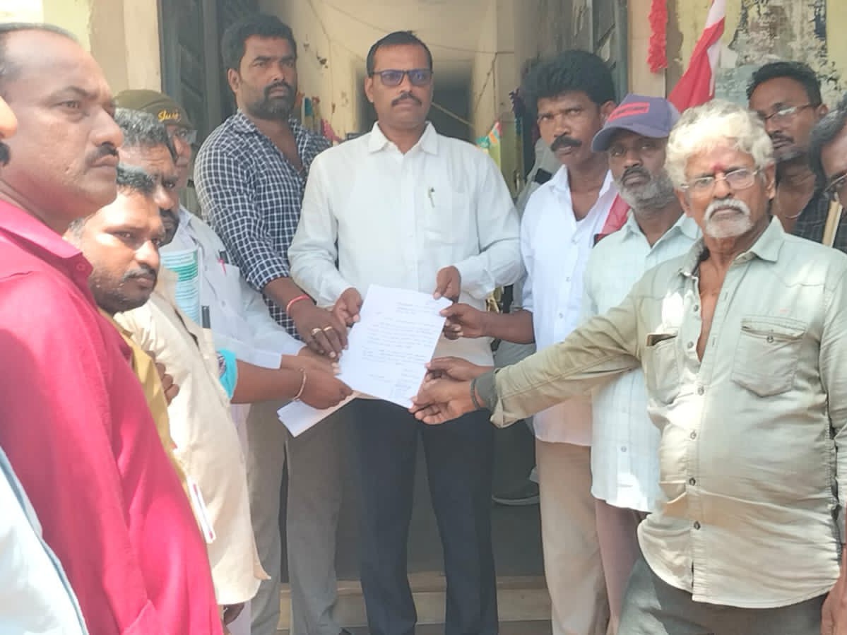 ‘వాహన మిత్రకు డబ్బులు ఇవ్వాలి’