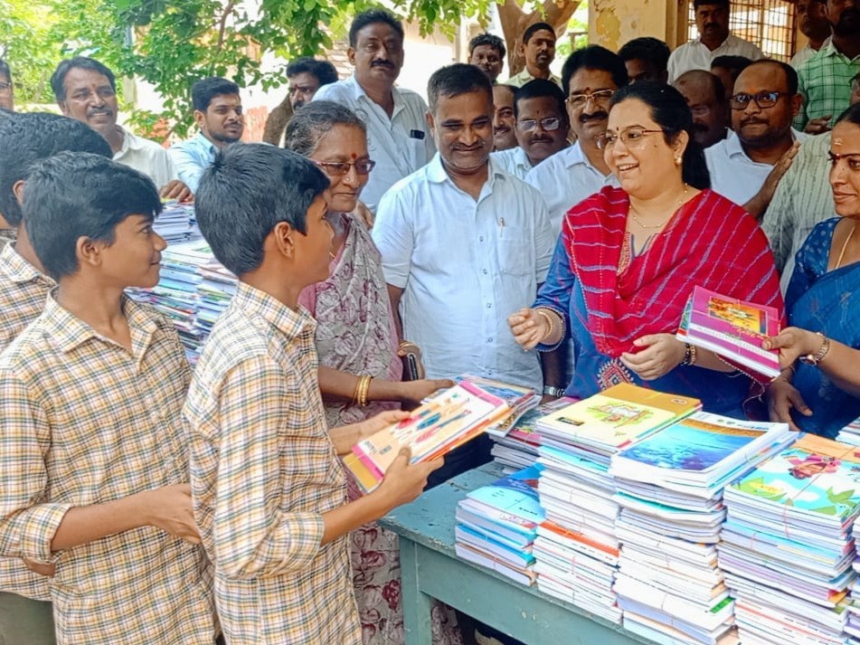 పుస్తకాలు పంపిణీ చేసిన ఎమ్మెల్యే