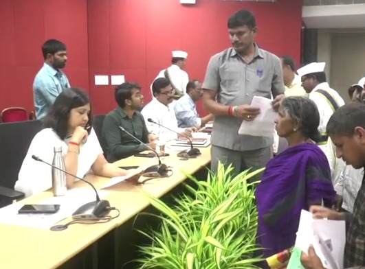 ప్రజావాణి దరఖాస్తులు స్వీకరించిన కలెక్టర్