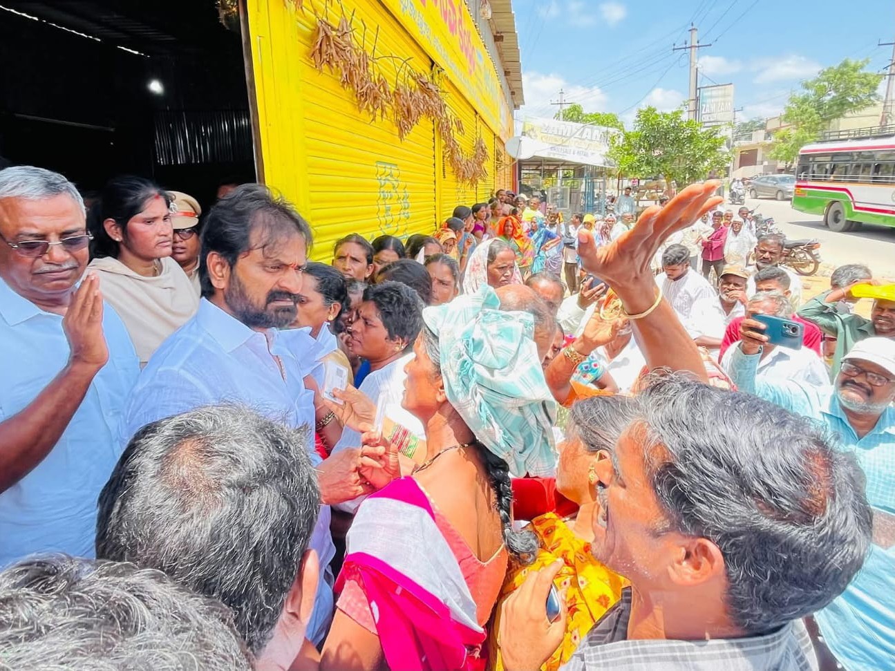 ప్రతి ఒక్కరికి యూరియా అందించాలి: మాజీమంత్రి
