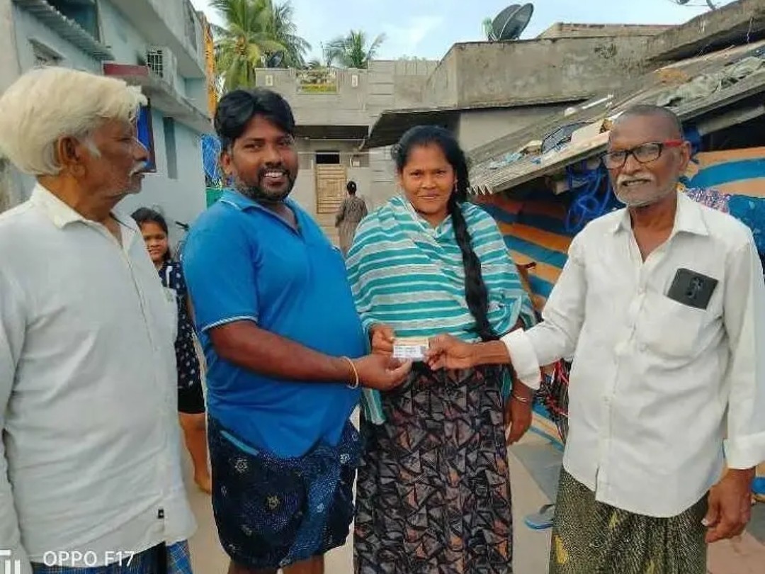 గాయంవారిపాలెంలో స్మార్ట్ రేషన్ కార్డుల పంపిణీ