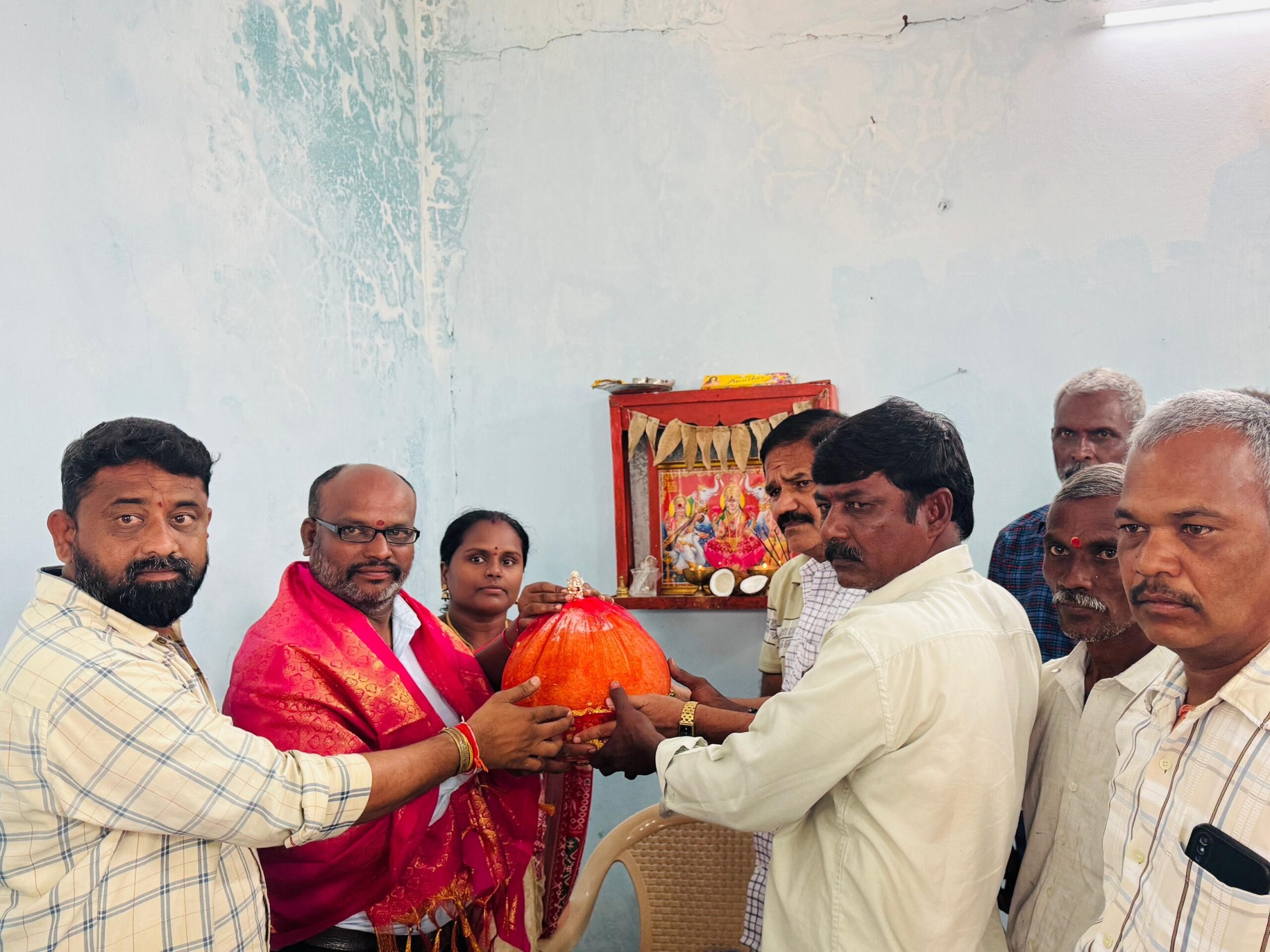 వెండి గణనాథుడి విగ్రహాన్ని దక్కించుకున్న జర్నలిస్ట్