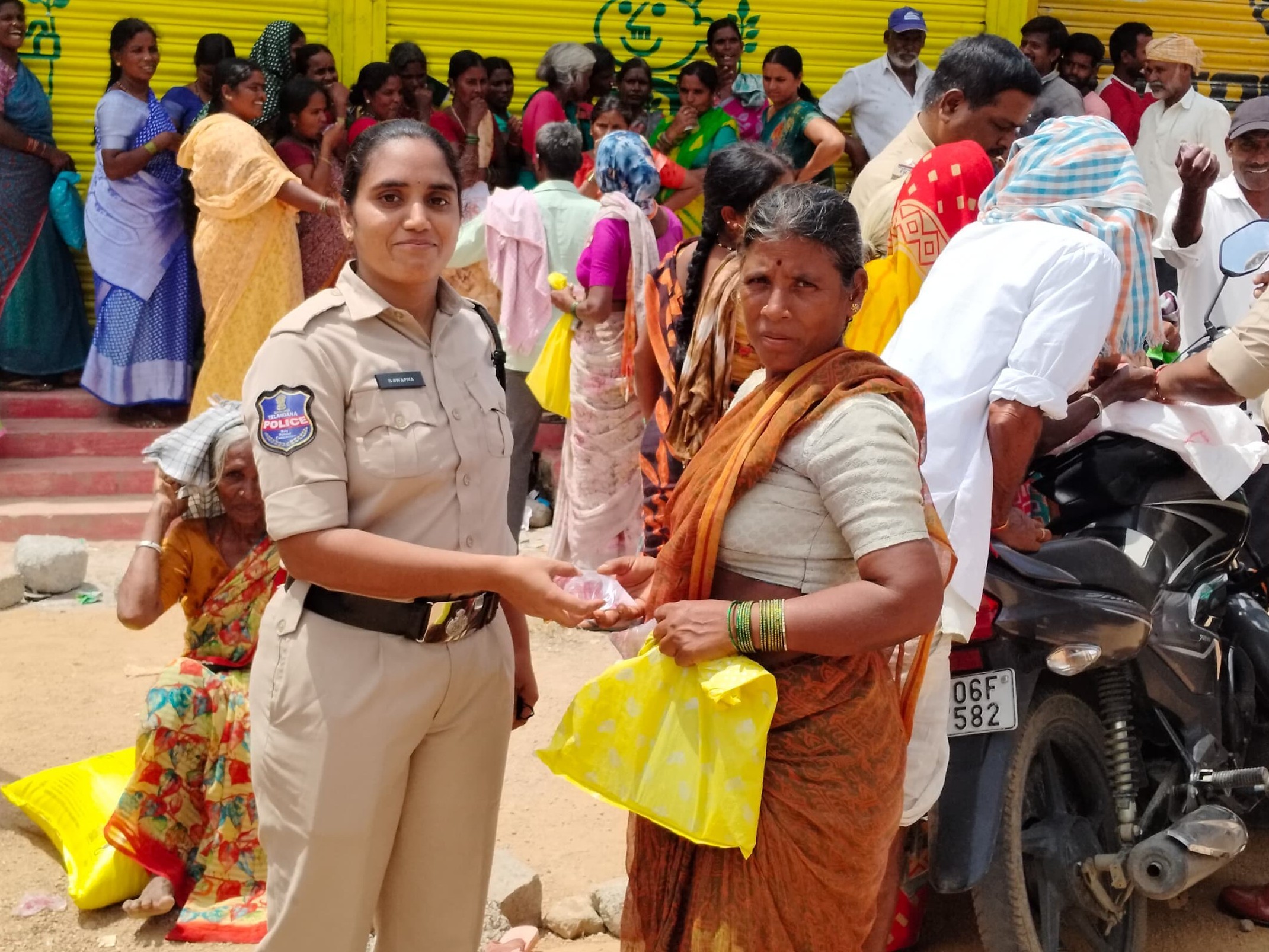 మానవతా దృక్పథాన్ని చాటుకున్న పోలీసులు