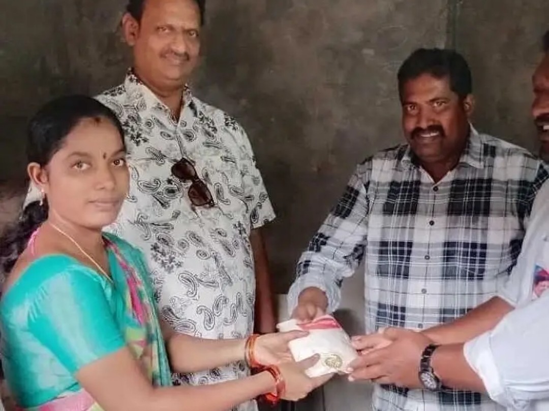 రేషన్ దుకాణం ప్రారంభించిన తహసీల్దార్