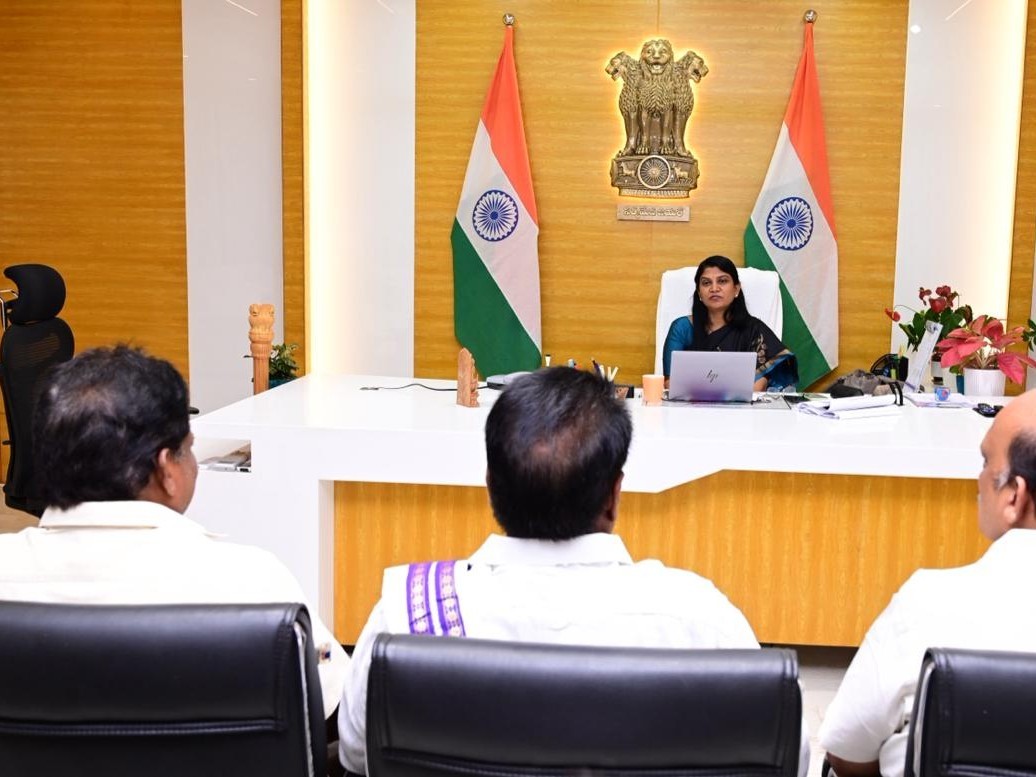 ప్రత్యామ్నాయ పంటల సాగు అవసరం: కలెక్టర్