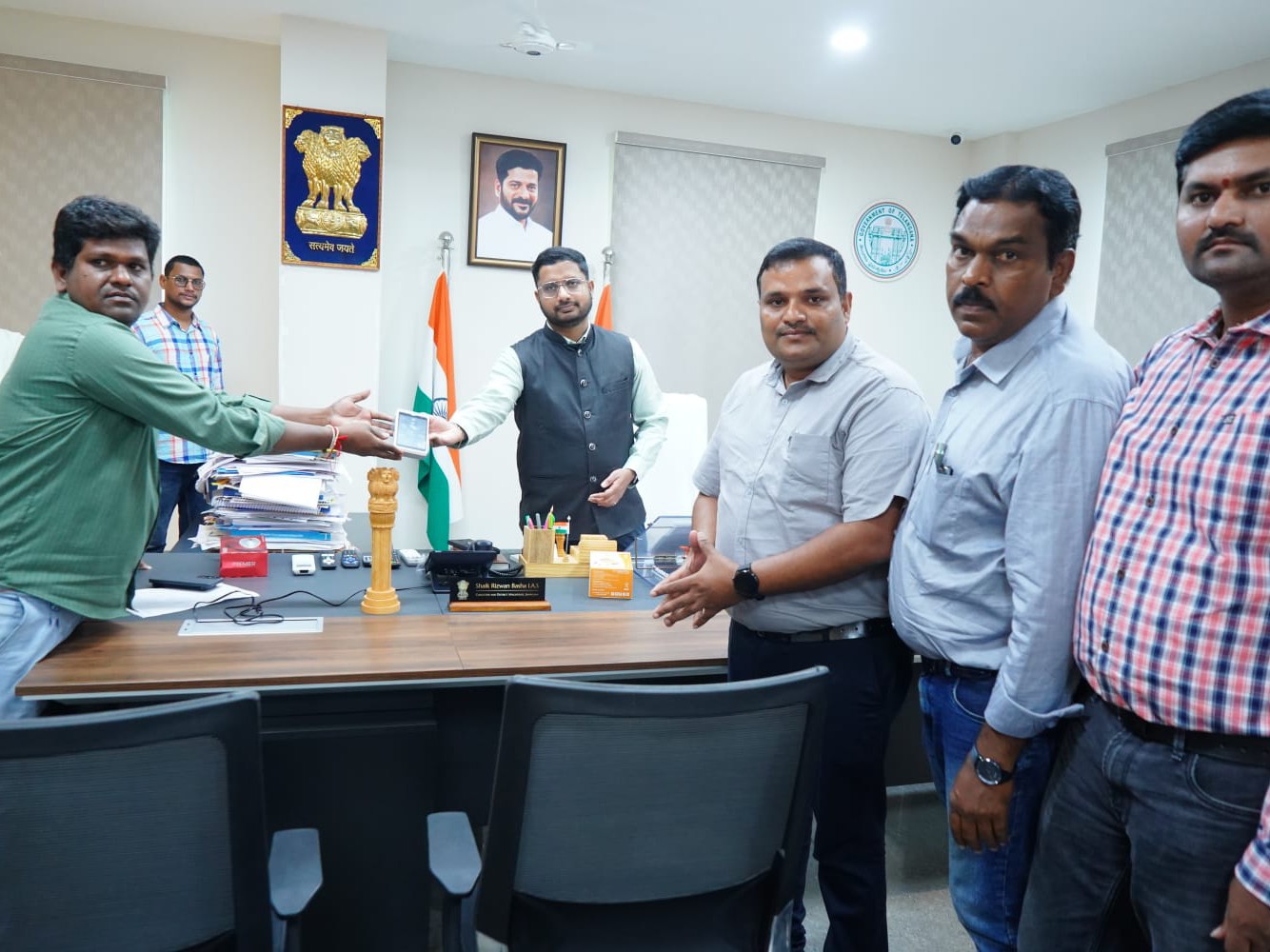 రైతుల సౌలభ్యం కోసం అదనపు యూరియా విక్రయ కేంద్రాలు: కలెక్టర్