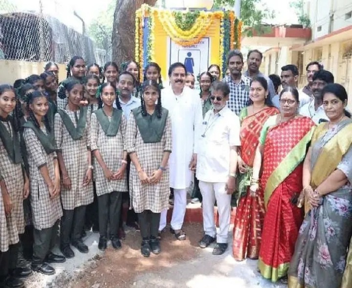 స్మార్ట్ టాయిలెట్లను ప్రారంభించిన మంత్రి