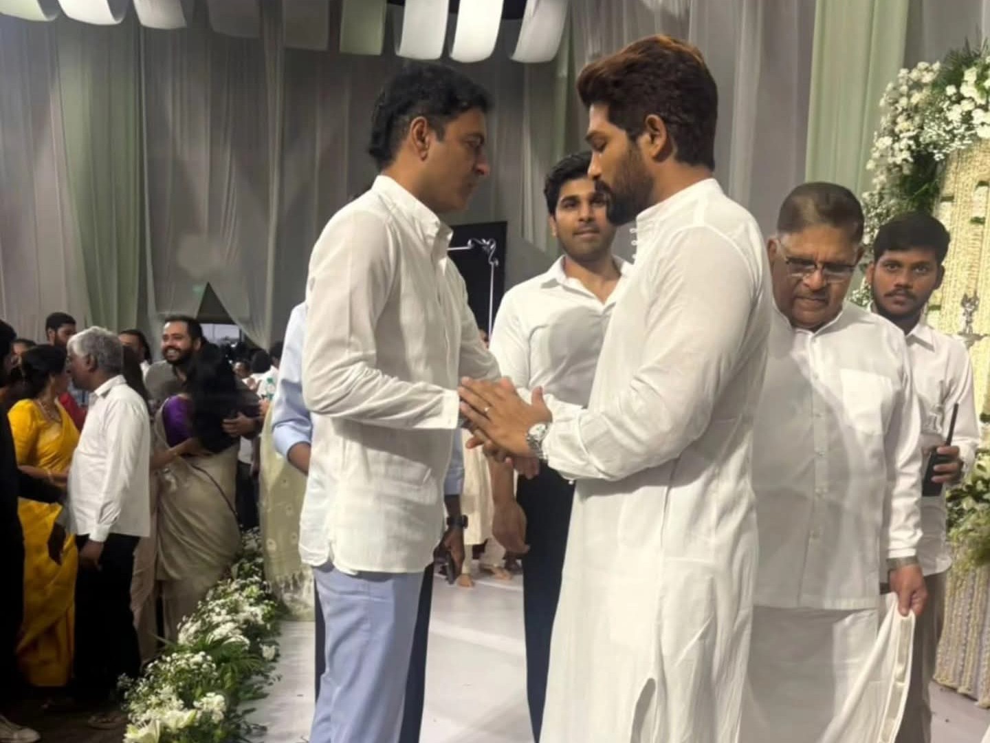 అల్లు అర్జున్‌కు జేసీ పవన్ పరామర్శ