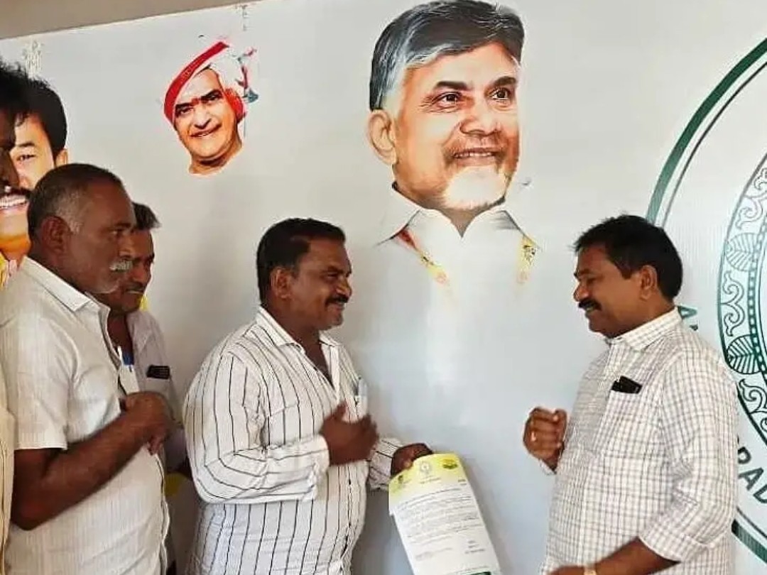 CMRF చెక్కులు పంపిణీ చేసిన మంత్రి స్వామి