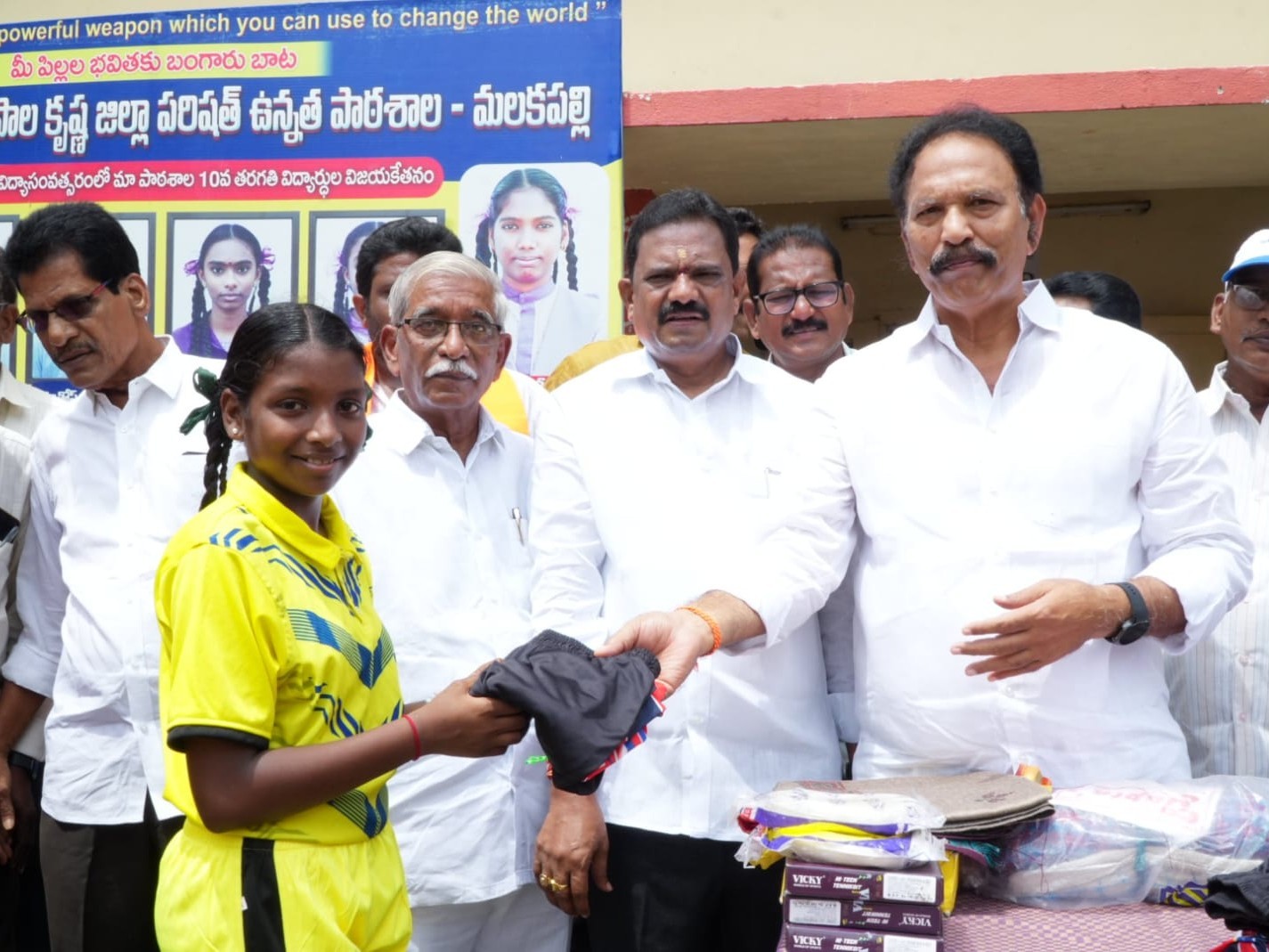 క్రీడా దుస్తులు పంపిణీ చేసిన ఎమ్మెల్యే