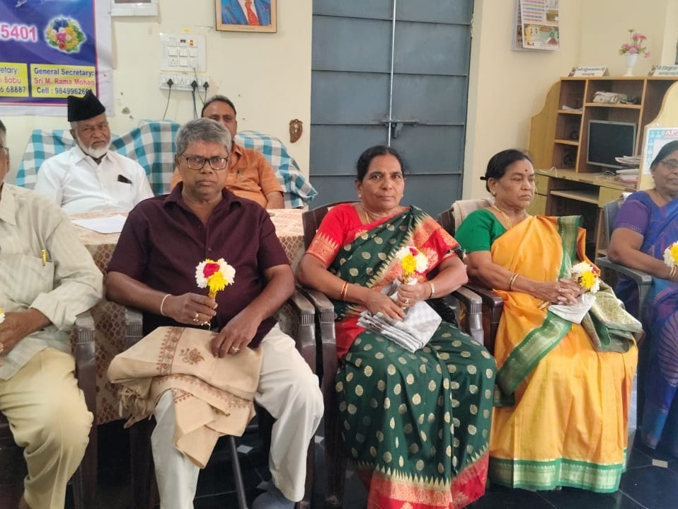 పెన్షనర్స్ భవనంలో విశ్రాంత ఉద్యోగులకు ఘన సన్మానం
