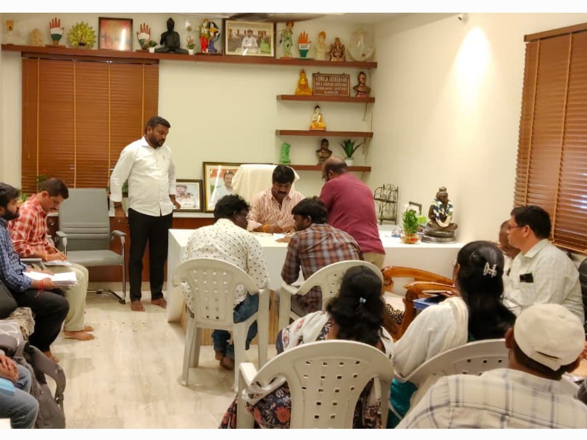 నీటిపారుదల అధికారులతో ఎమ్మెల్యే సమీక్ష