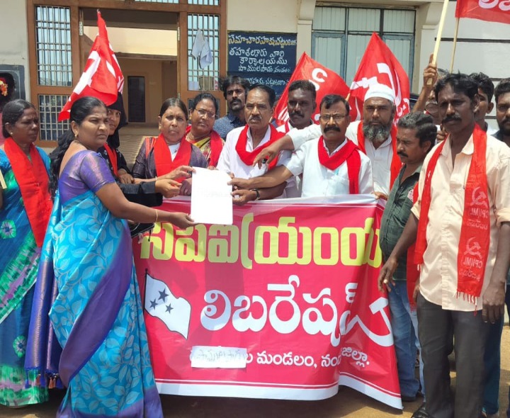 ‘రైతులకు నష్టపరిహారం ఇవ్వాలి’